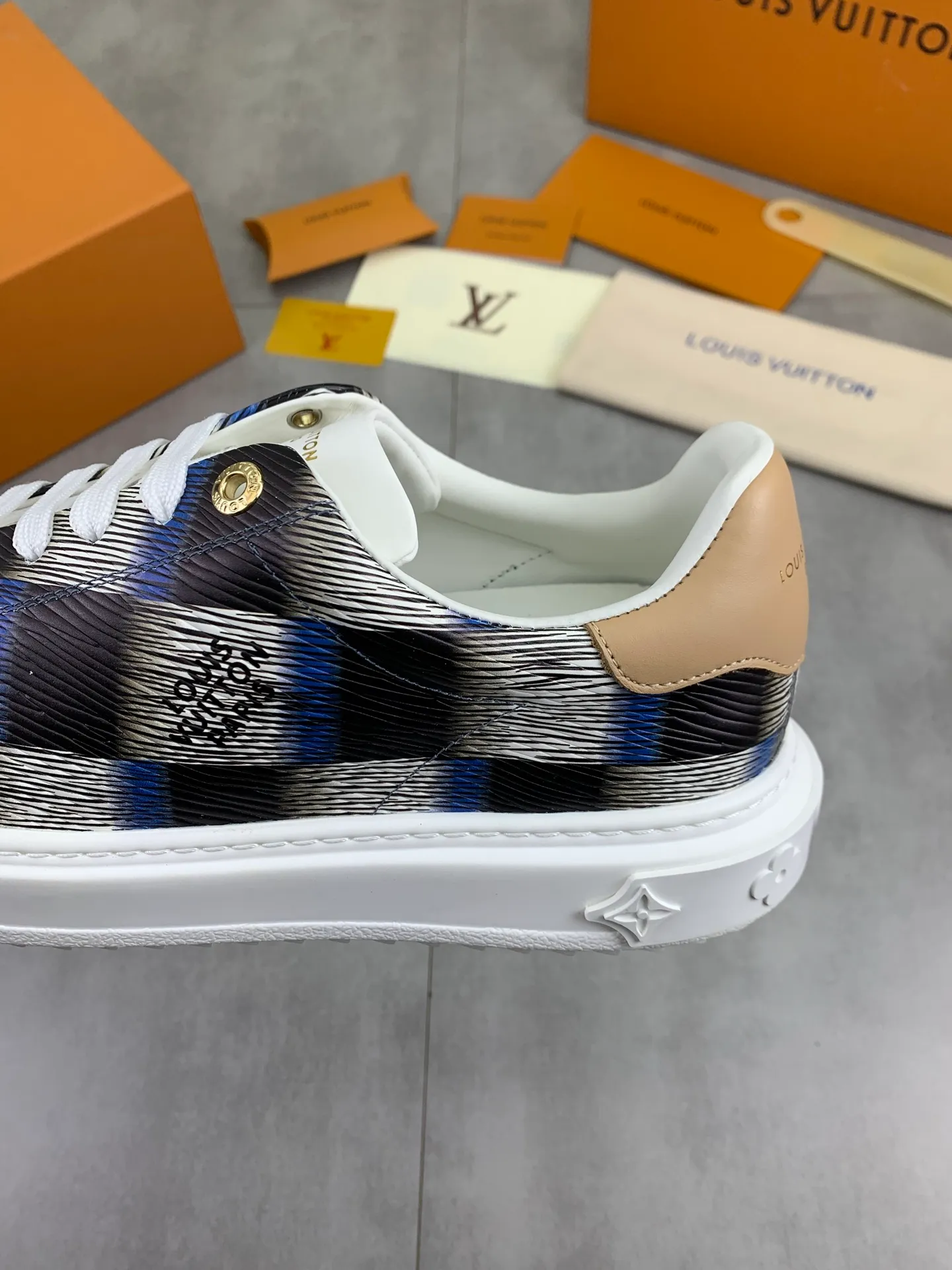 Factory price P700 💶 Top version [LOUIS VUITTON] Couple 🧑‍🤝‍🧑 Craftsman style Counter series (original order) New style 🍀LV Louis Vuitton - top version LV classic high-top trendy shoes! Made of imported original craft calfskin, original breathable lining, and original wear-resistant, lightweight, high-end TPU outsole! High quality products! 3️⃣ colors available, code numbers: female 35-39, male 39-44 (female 40, male 45 46 customized)
